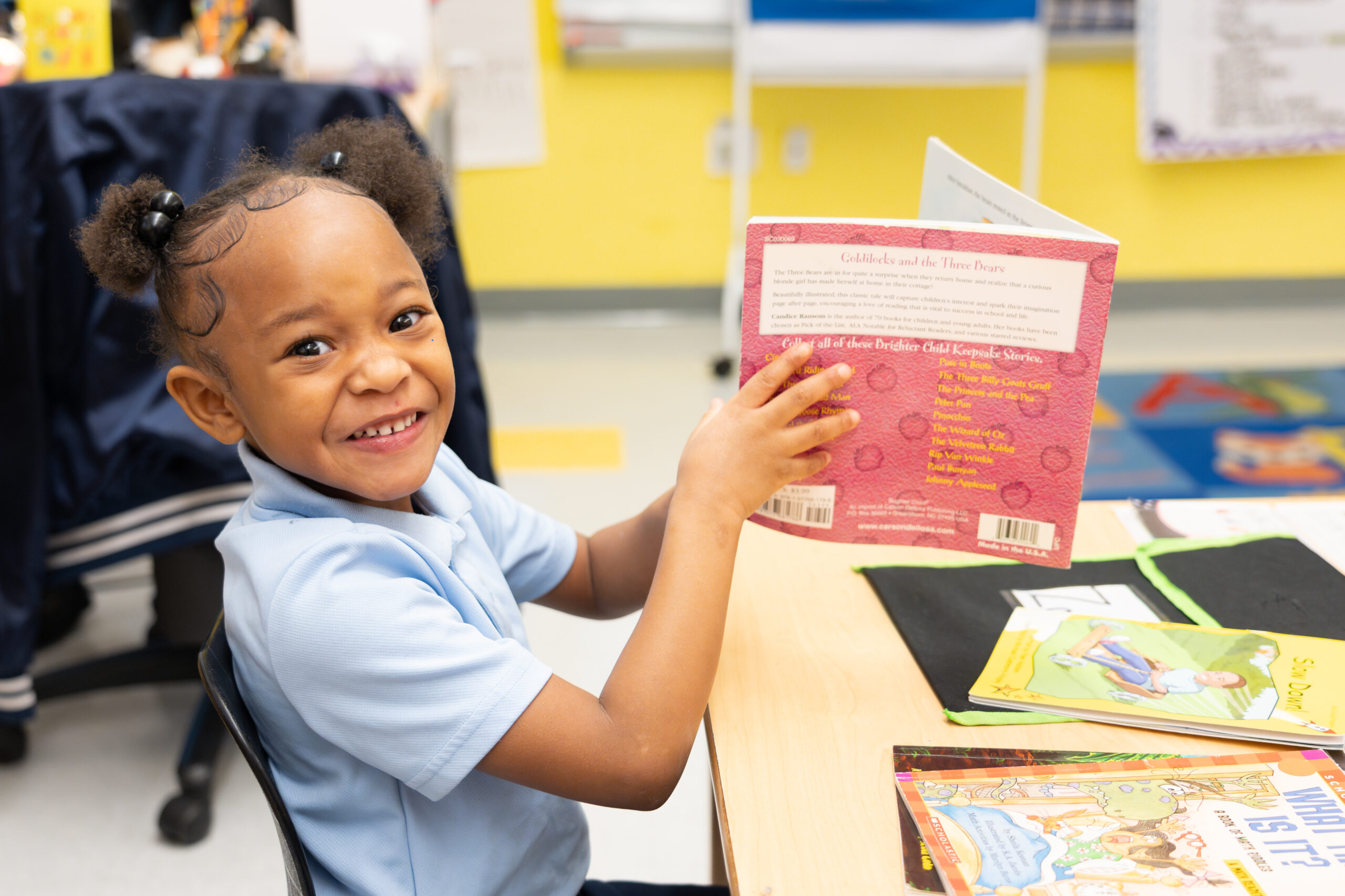 ES_K_sudent_smiling_book ES_K_sudent_smiling_book